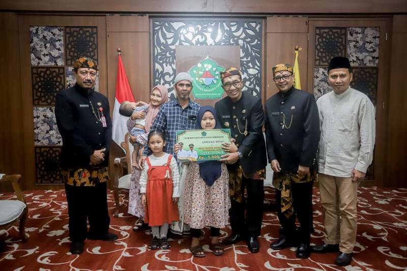 Bupati Pamekasan Berikan Hadiah untuk Izzy, Penghafal Al Qur’an 30 Juz di Usia 6 Tahun