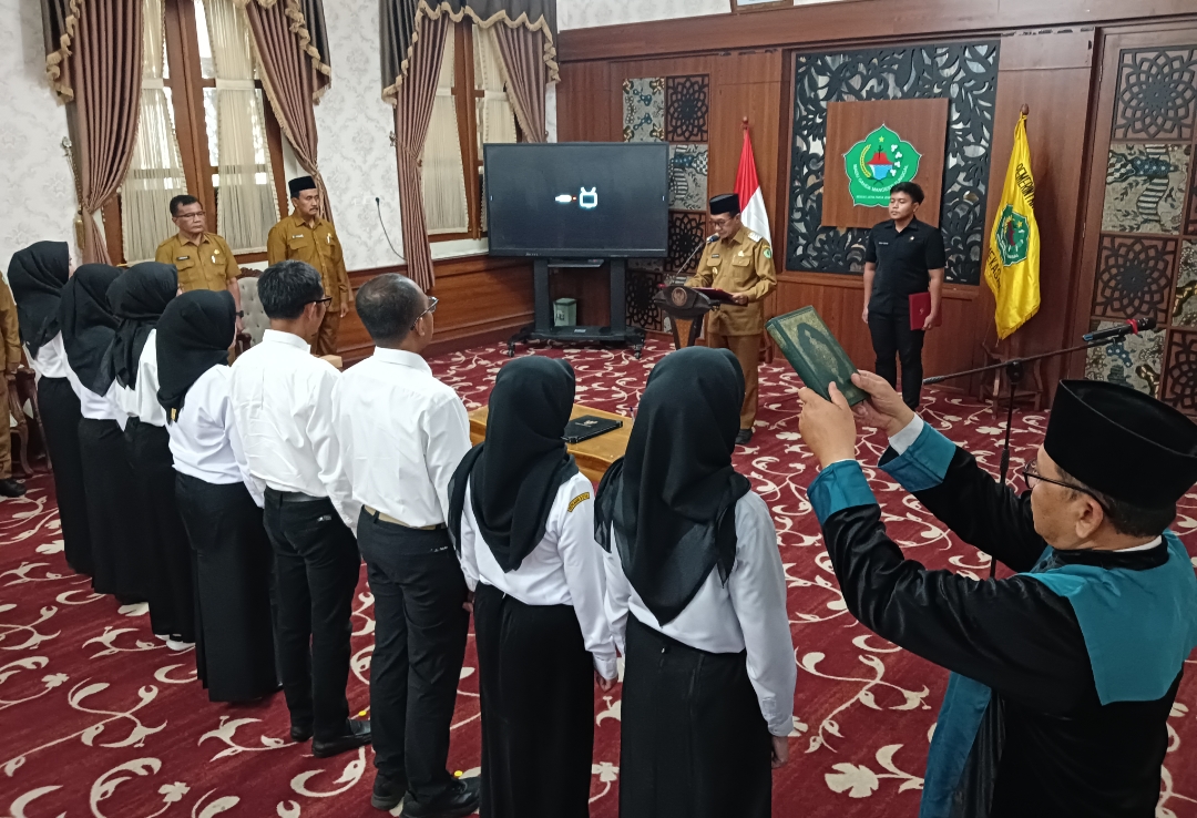 Bupati Kholilurrahman Lantik 8 Orang PPPK Tahap II di Peringgitan Dalam Pendopo Pamekasan